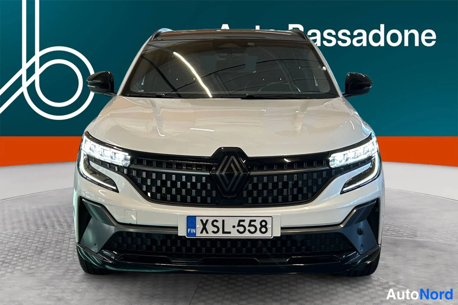 Valkoinen Renault Espace 2024, edestä, kuva 4