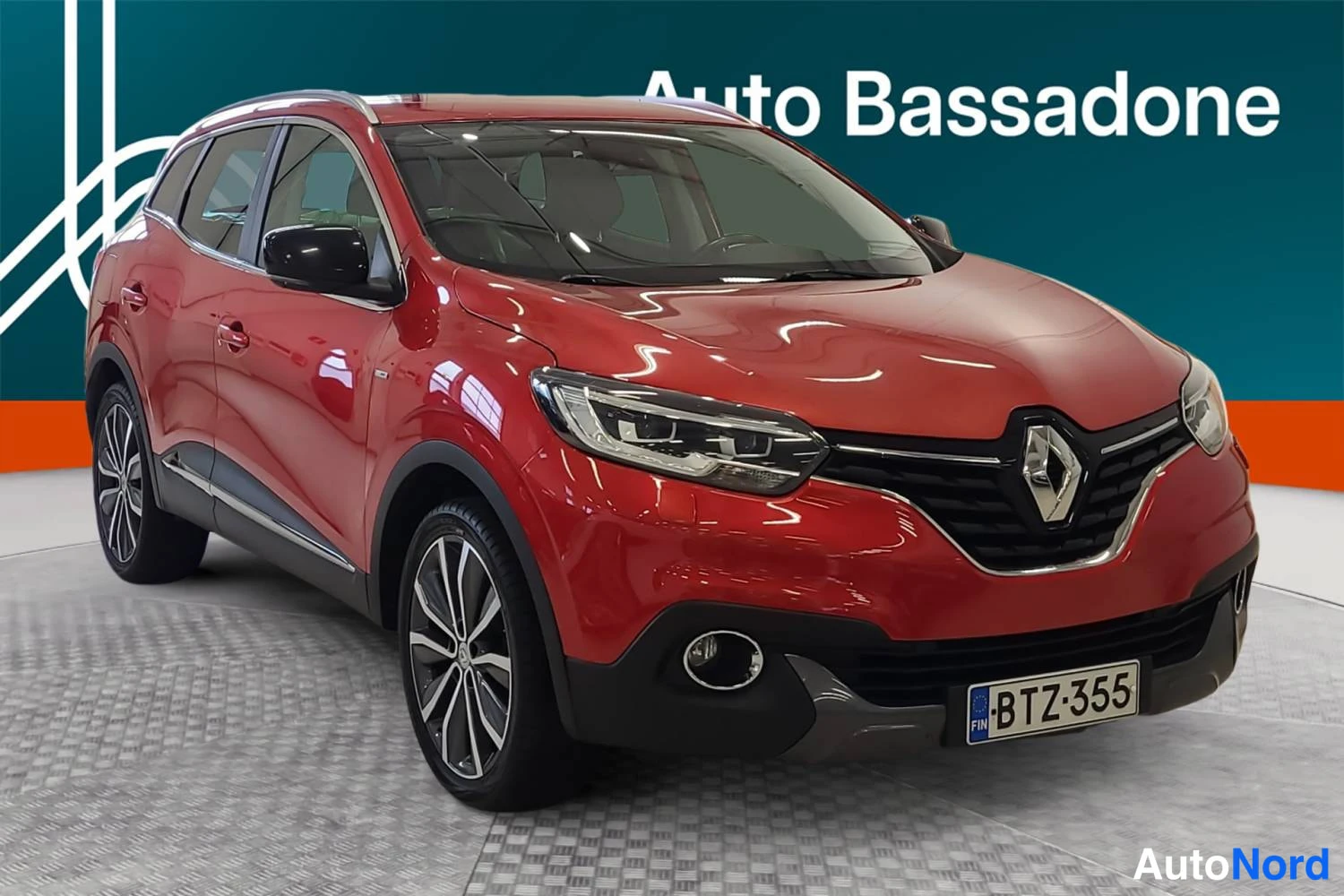 Punainen Renault Kadjar 2016, etuviisto, keula oikealle, kuva 2
