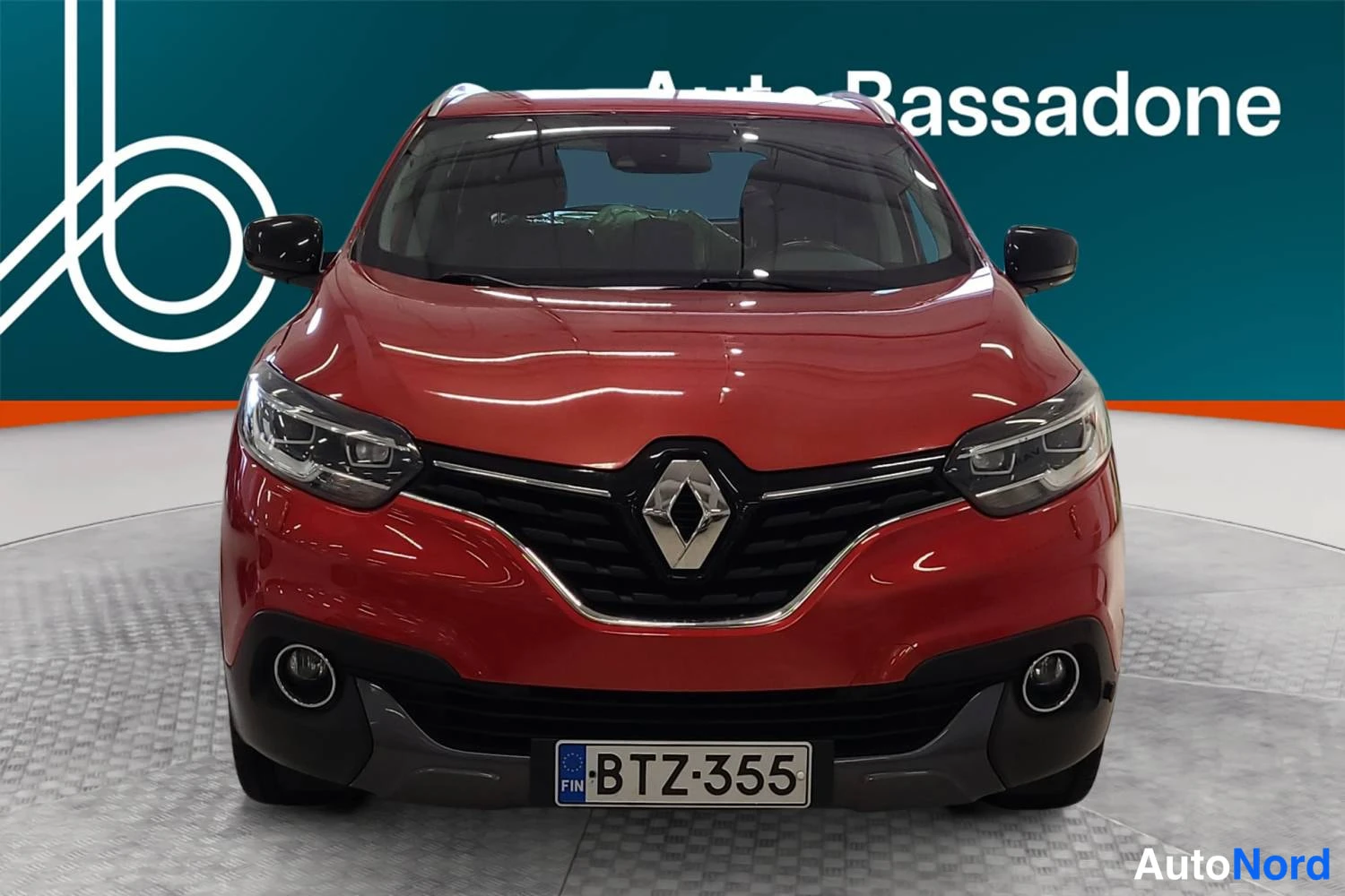 Punainen Renault Kadjar 2016, edestä, kuva 3