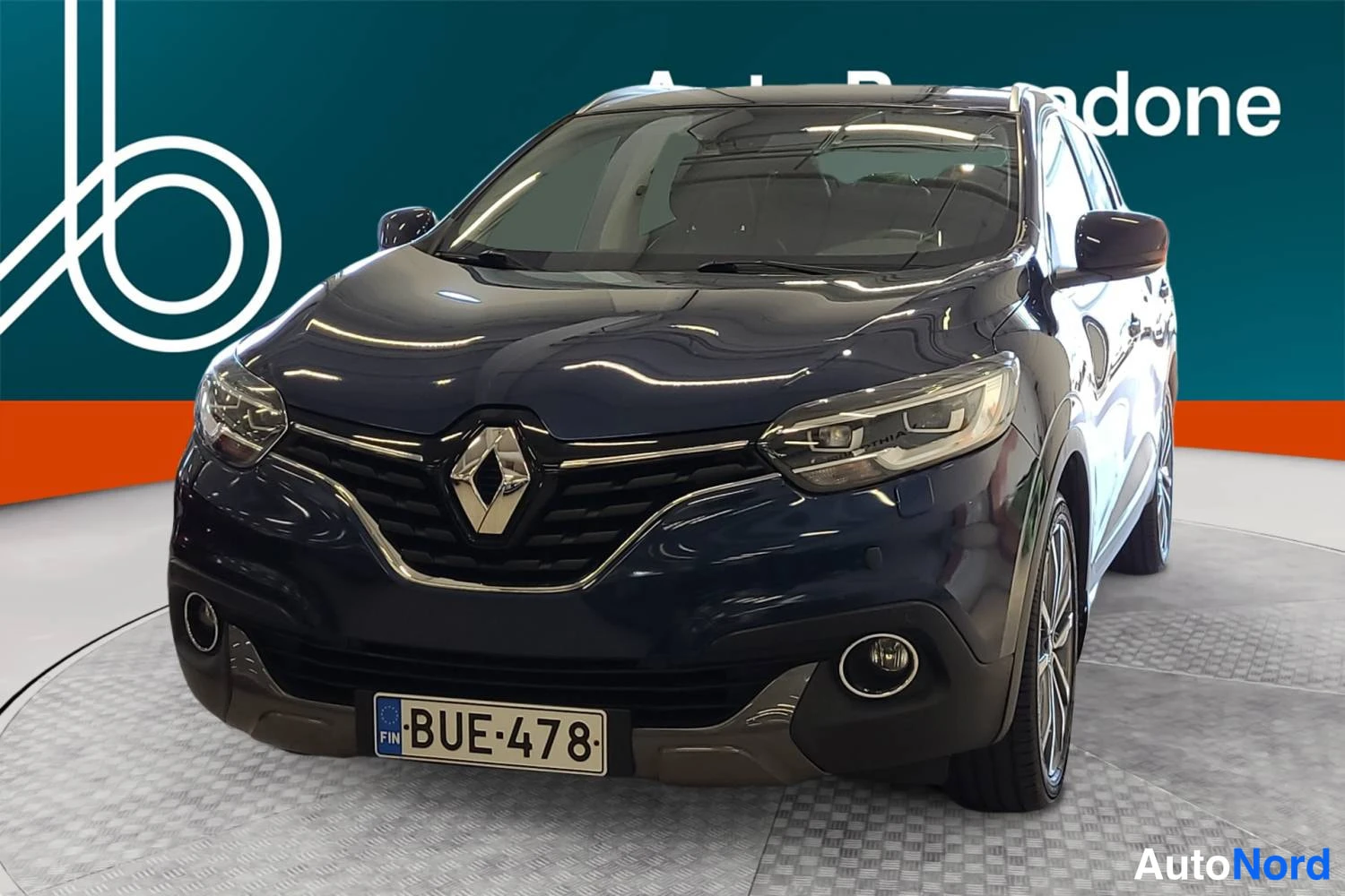 Sininen Renault Kadjar 2017, etuviisto, keula vasemmalle, kuva 2