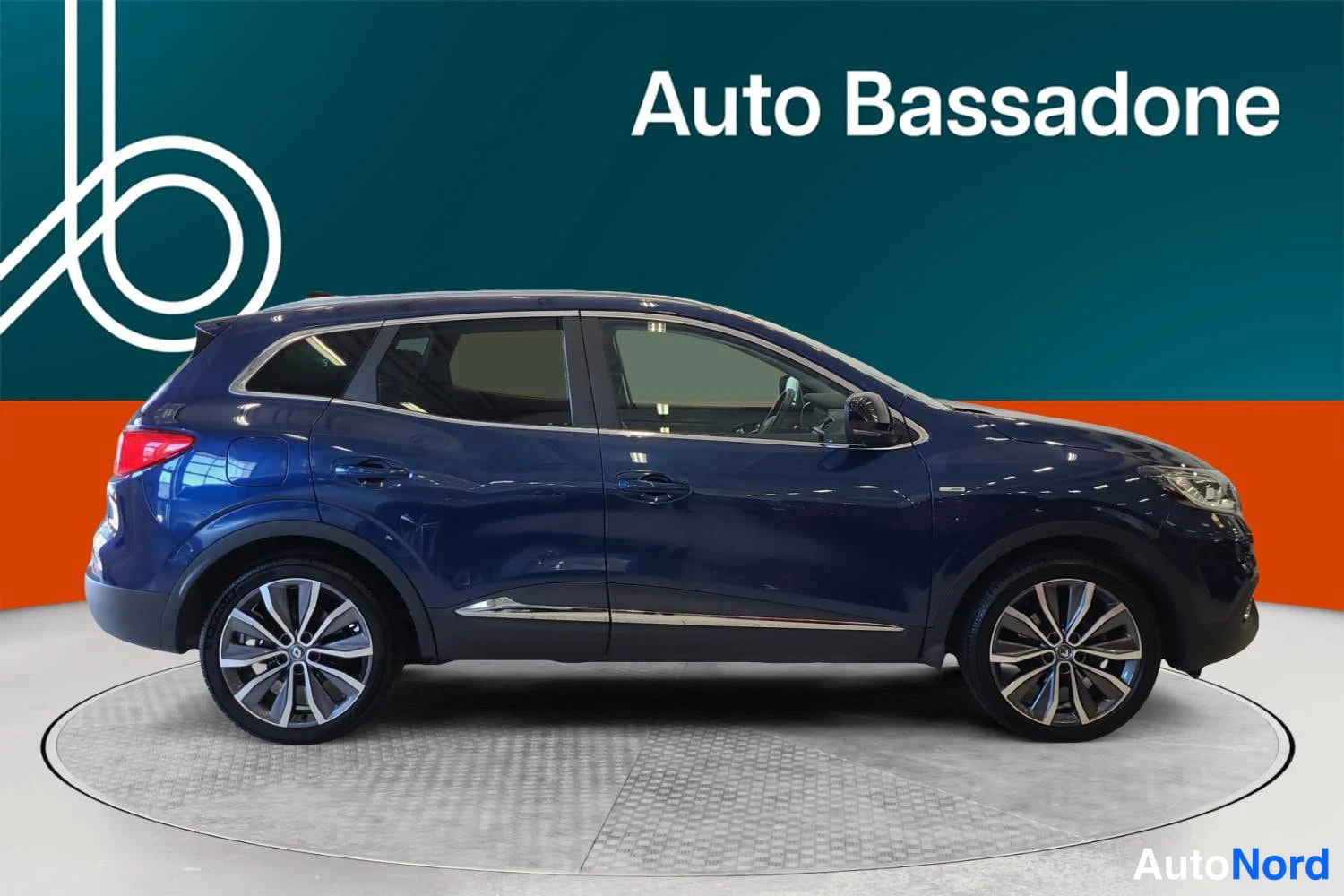 Sininen Renault Kadjar 2017, etuviisto, keula oikealle, kuva 3