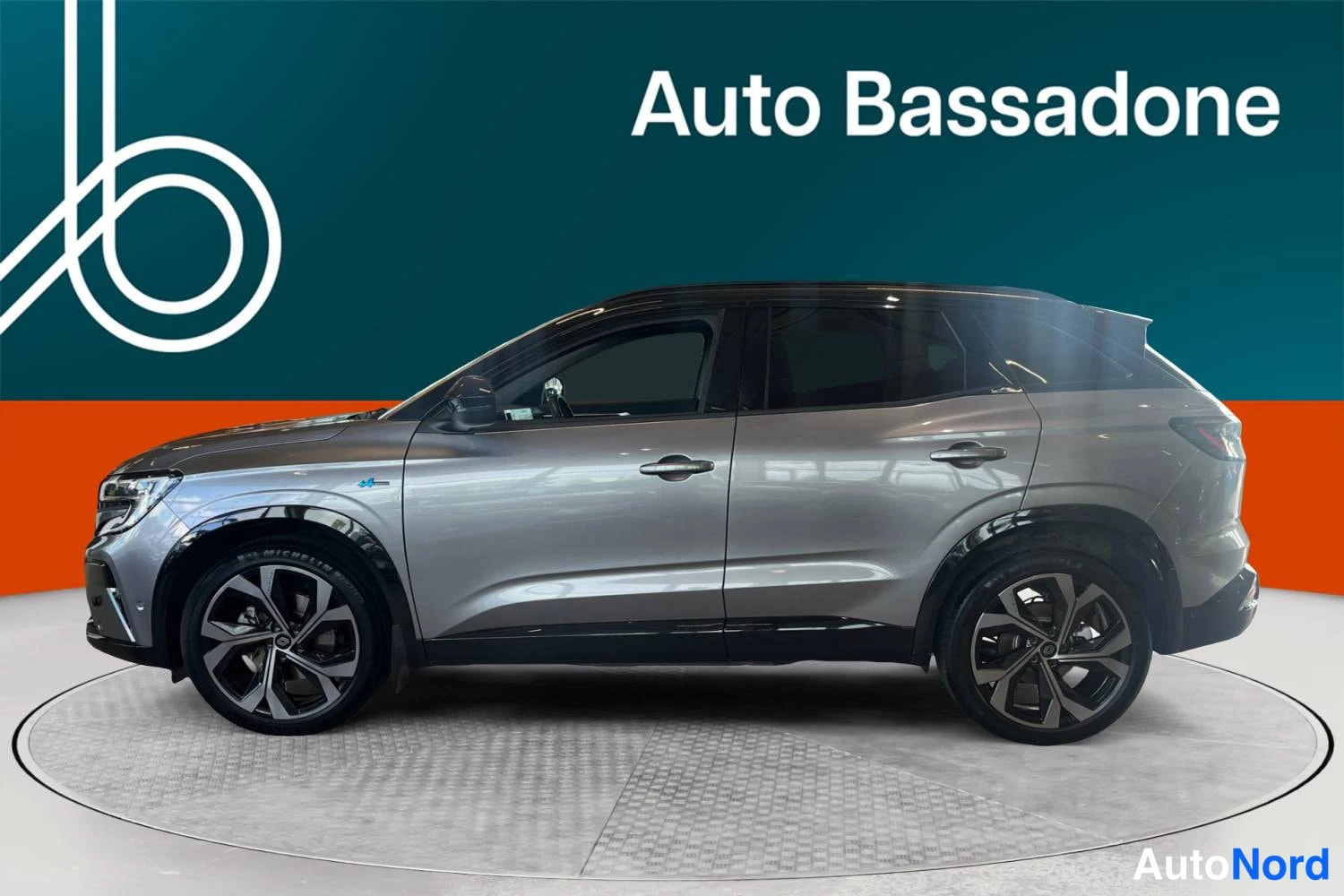 Harmaa Renault Austral 2023, sivulta, kuva 4