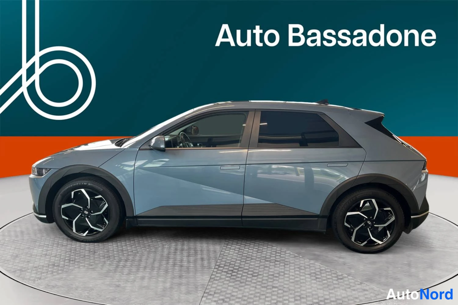Harmaa Hyundai Ioniq 5 2024, sivulta, kuva 4