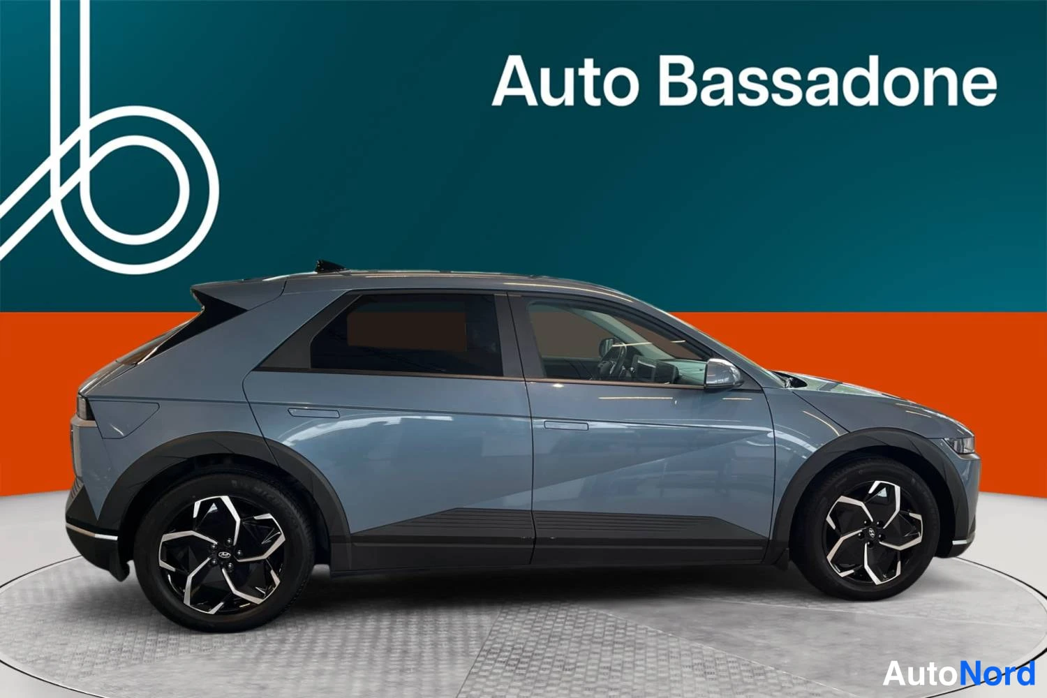 Harmaa Hyundai Ioniq 5 2024, etuviisto, keula oikealle, kuva 2