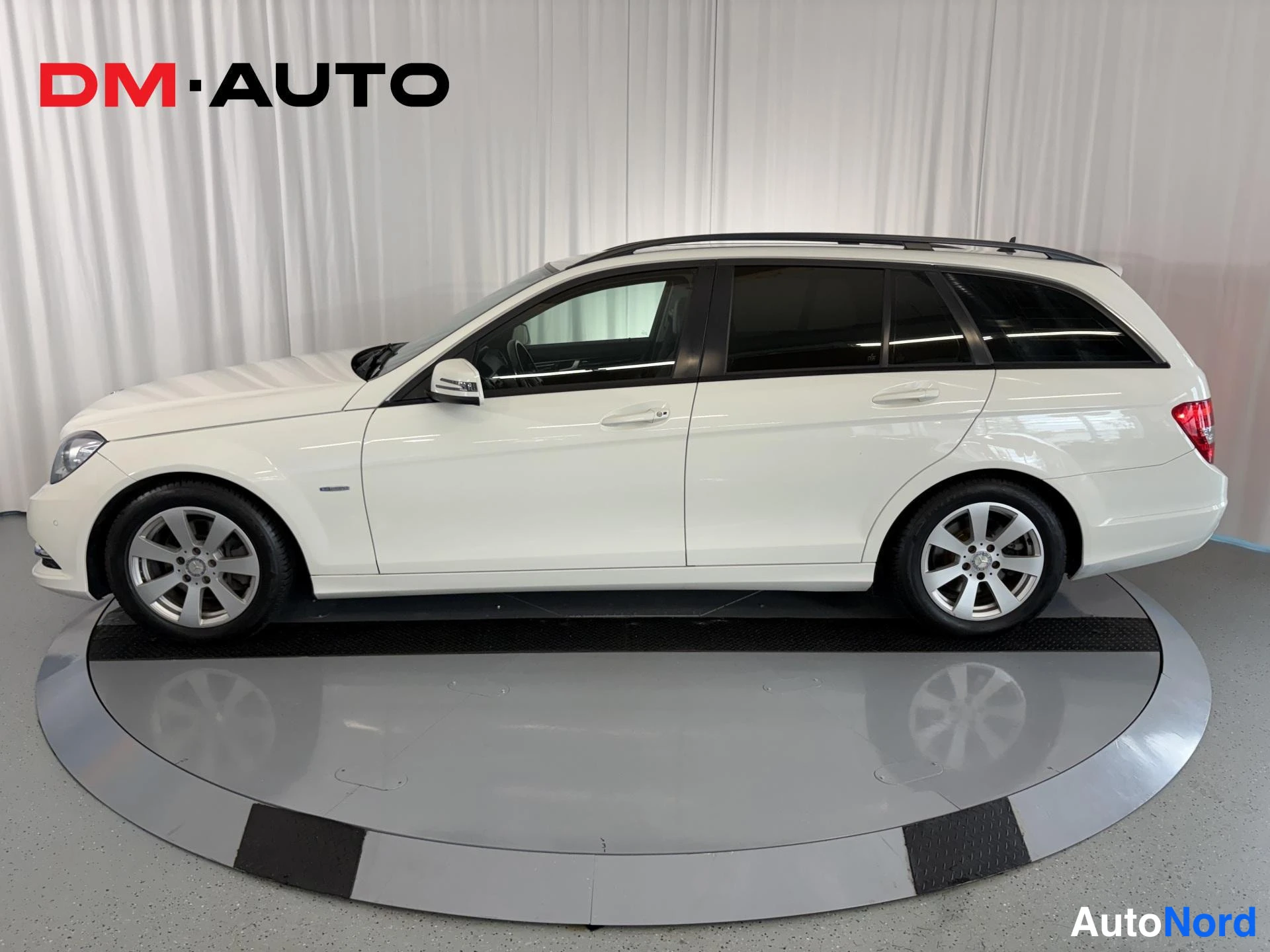 Valkoinen Mercedes-Benz C 250 d 4MATIC 2012, etuviisto, keula vasemmalle, kuva 2