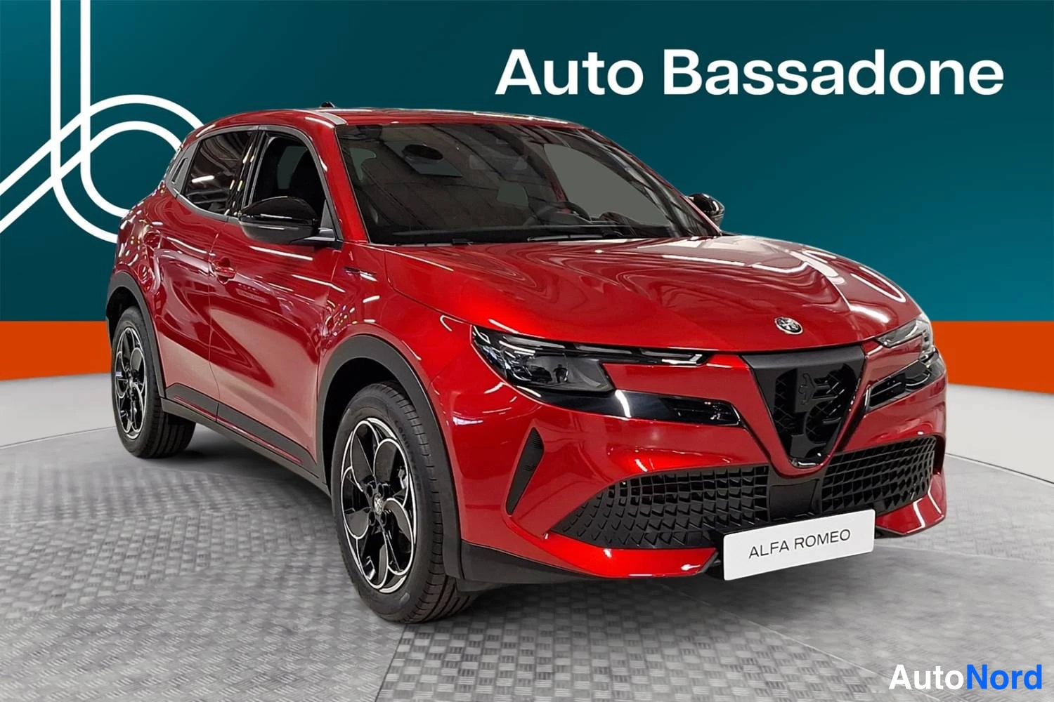Punainen Alfa Romeo Junior 2026, etuviisto, keula oikealle, kuva 3