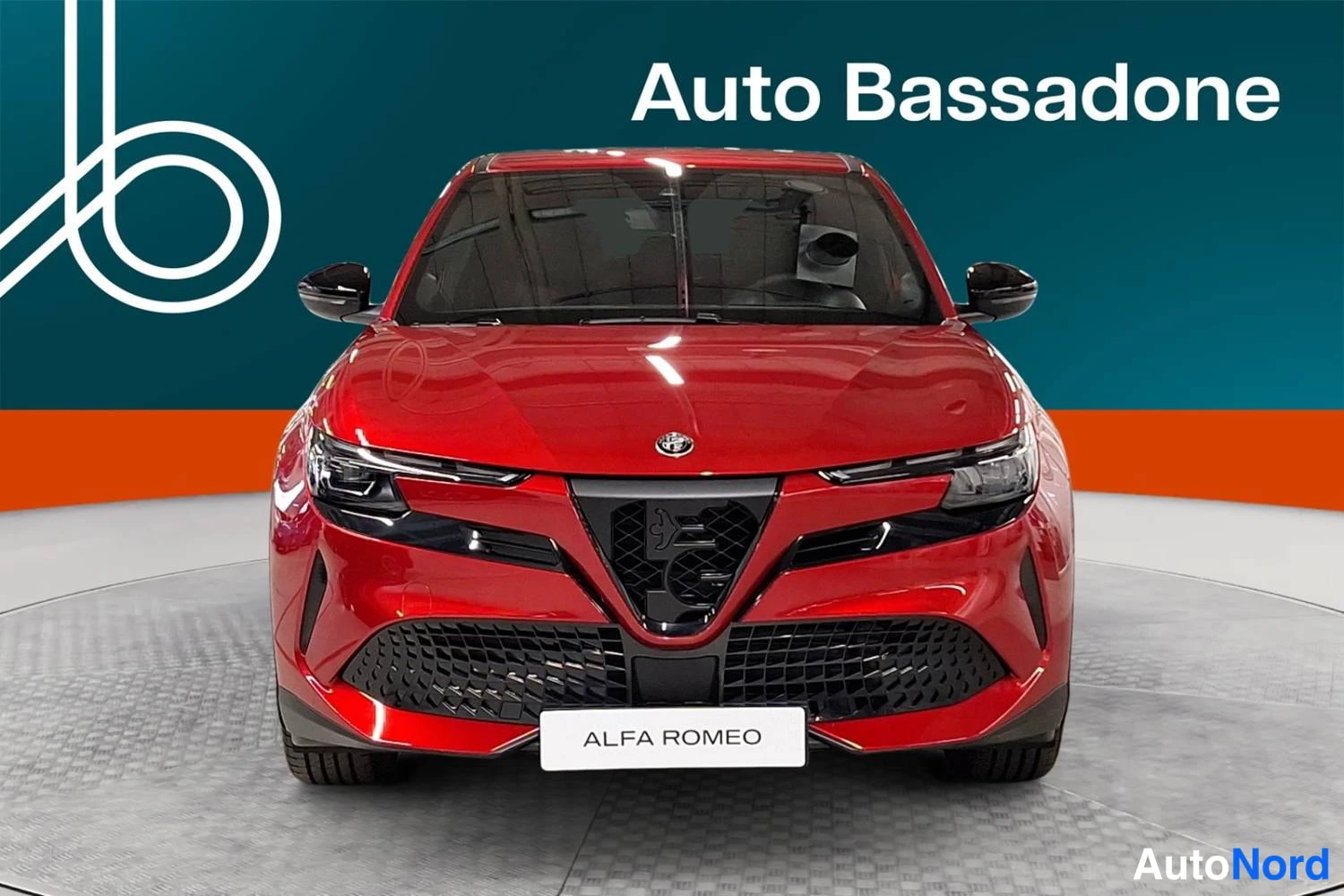 Punainen Alfa Romeo Junior 2026, edestä, kuva 4
