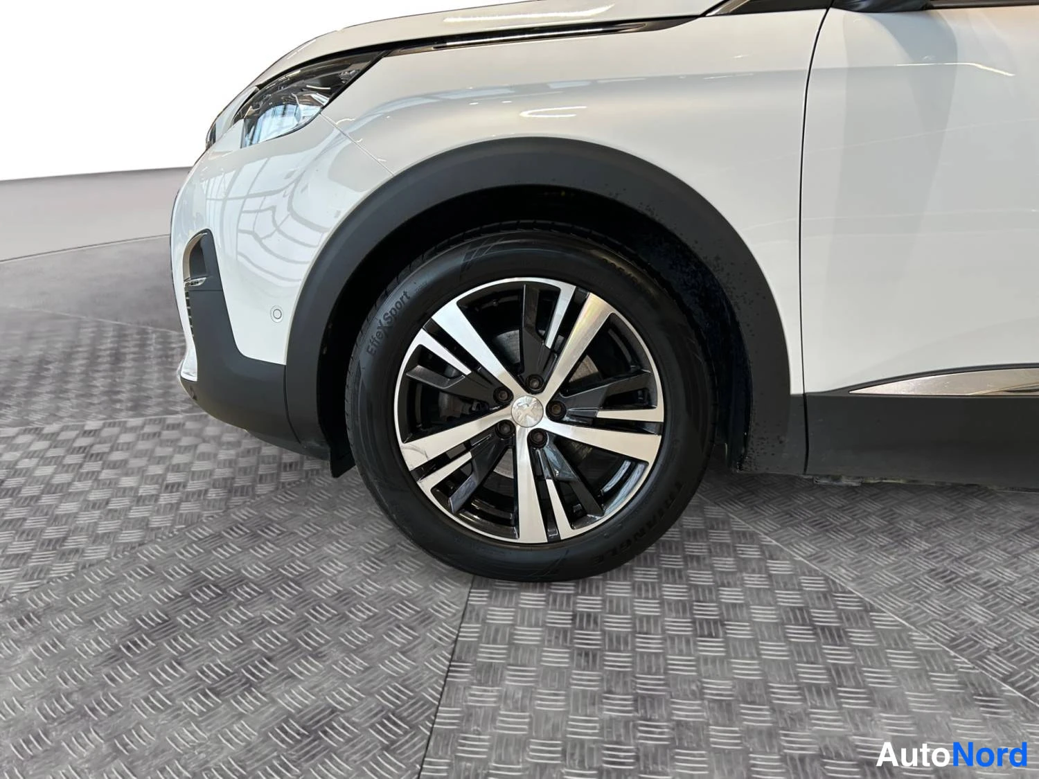 Valkoinen Peugeot 3008 2019, etuviisto, keula vasemmalle, kuva 3