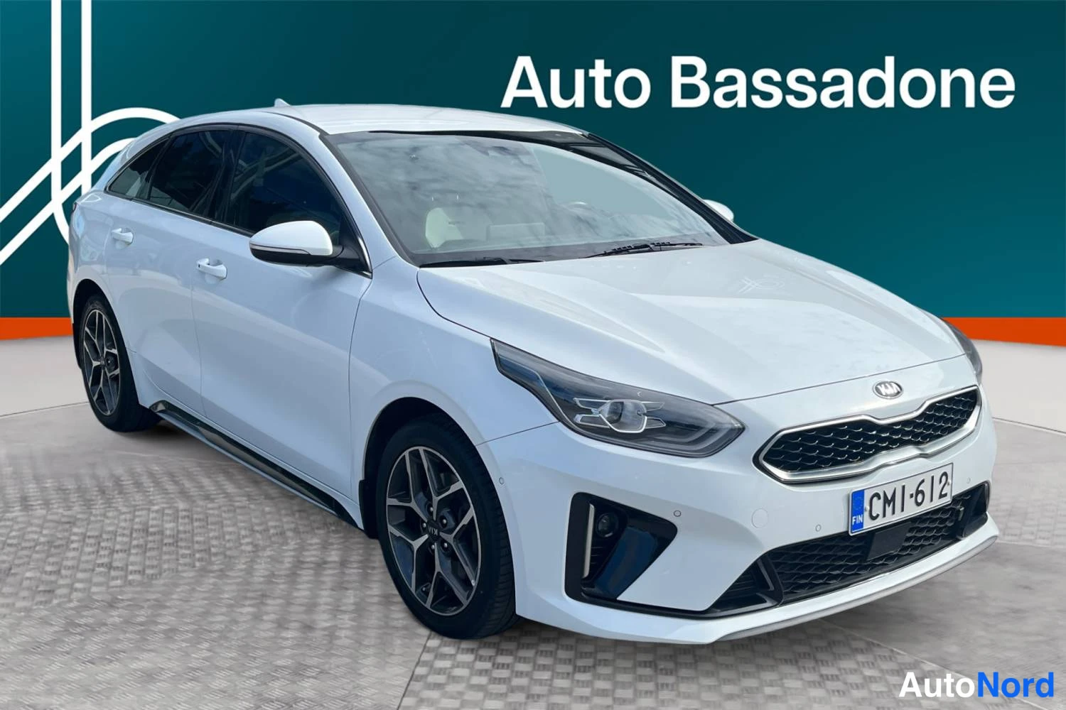 Valkoinen Kia Proceed 2020, etuviisto, keula oikealle, kuva 2