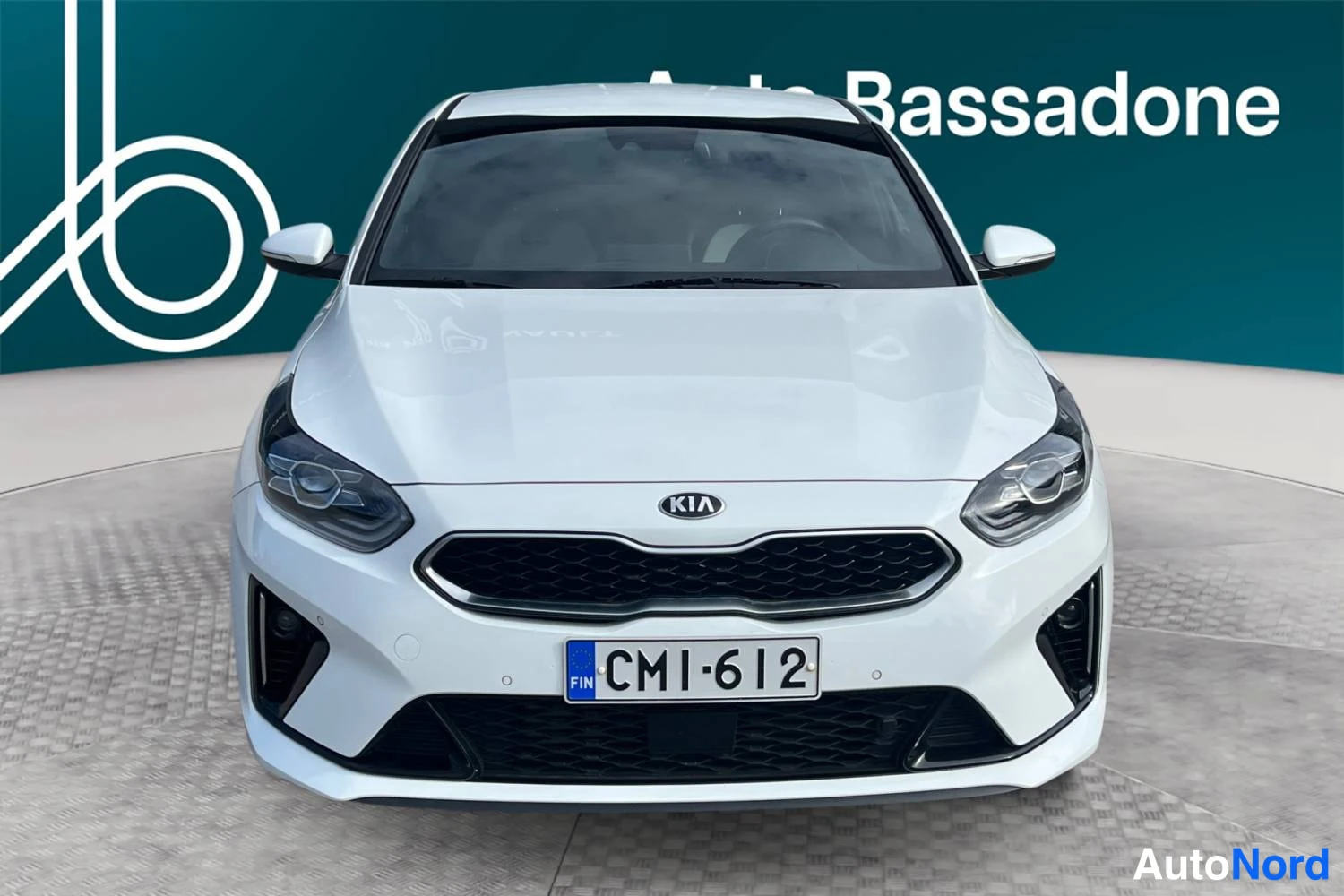 Valkoinen Kia Proceed 2020, edestä, kuva 3