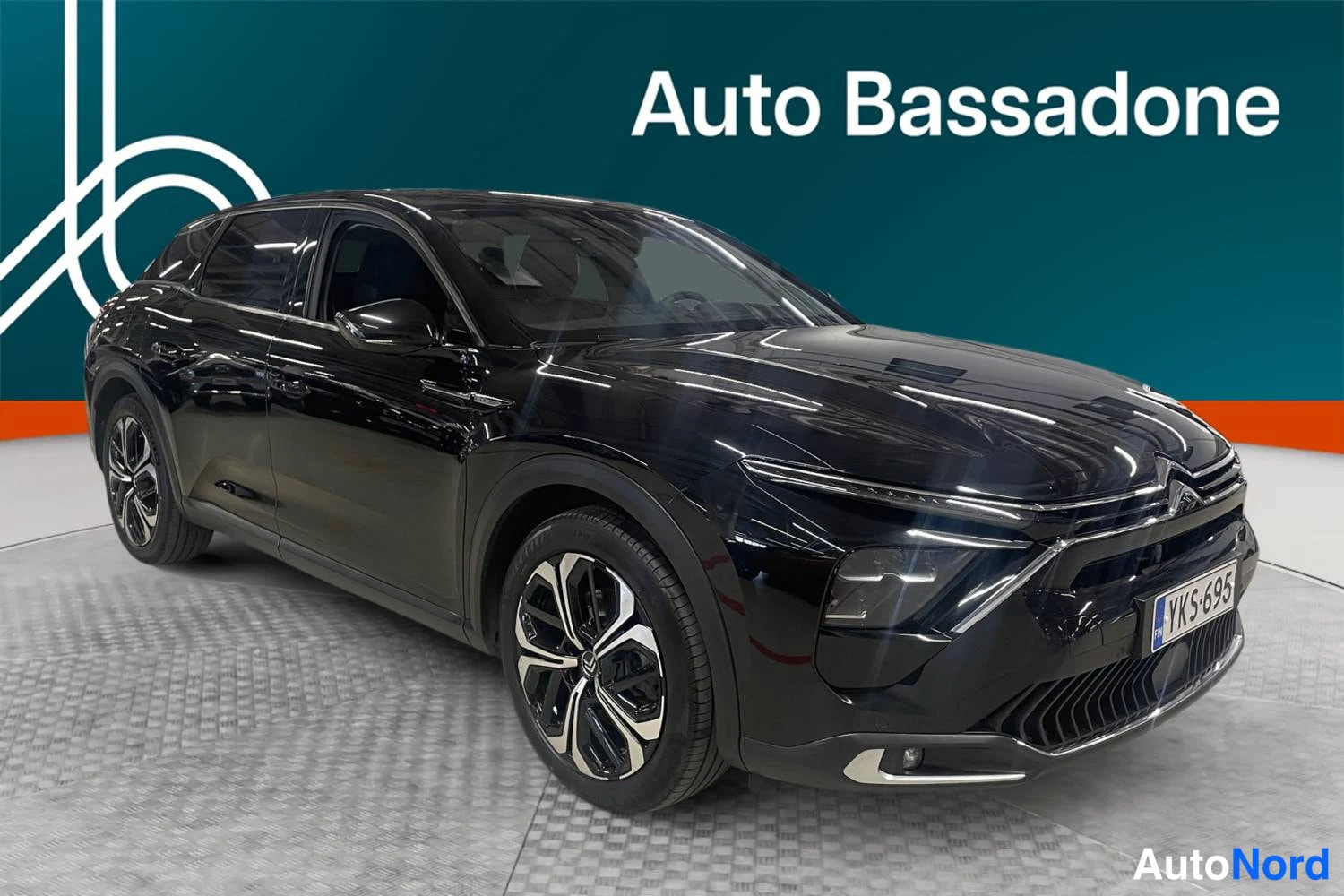 Musta Citroen C5 x 2022, etuviisto, keula oikealle, kuva 2