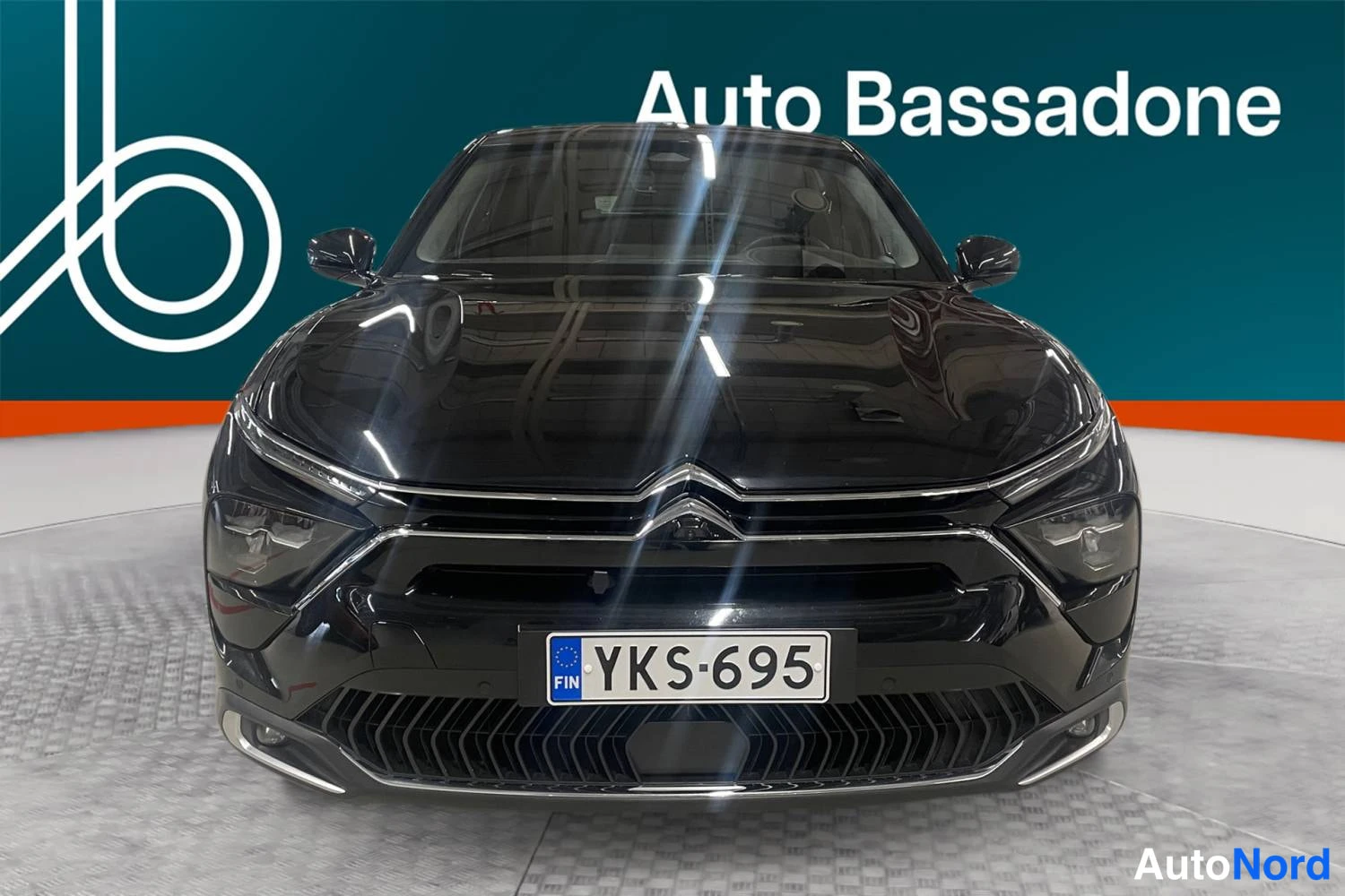 Musta Citroen C5 x 2022, edestä, kuva 3
