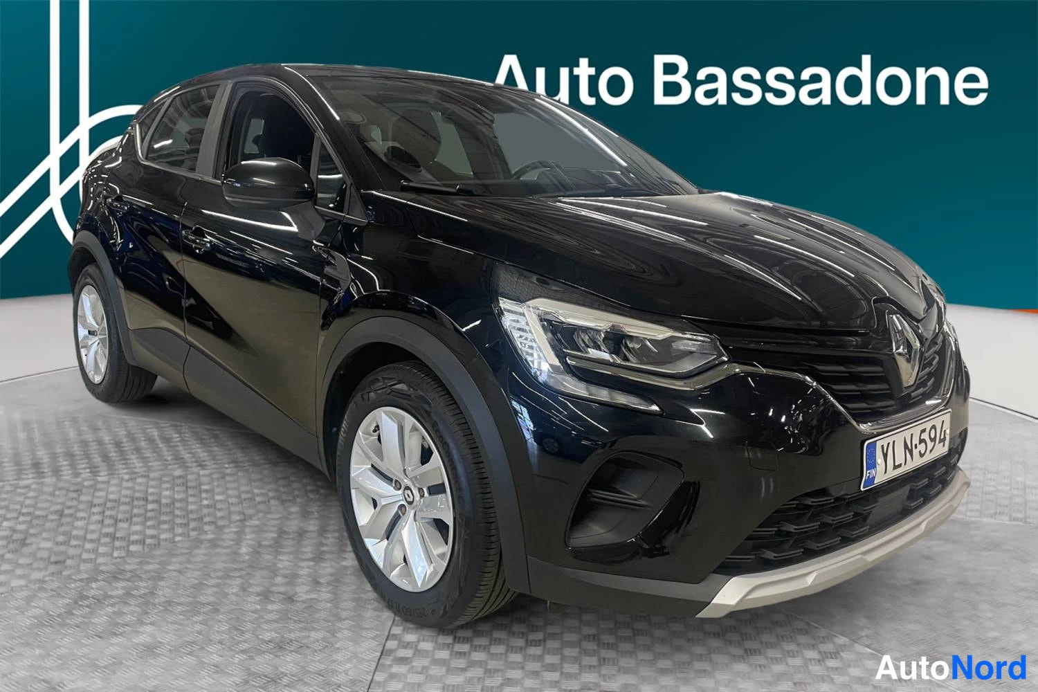 Musta Renault Captur E-TECH Plug-in hybrid 2022, etuviisto, keula oikealle, kuva 2