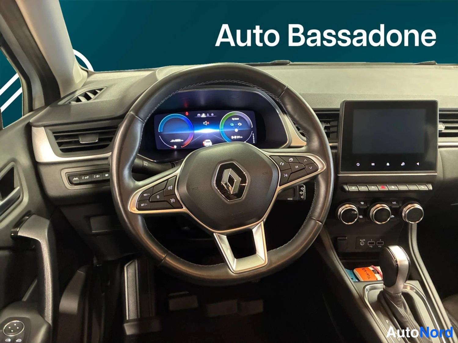 Valkoinen Renault Captur E-TECH Plug-in hybrid 2022, etuviisto, keula oikealle, kuva 7