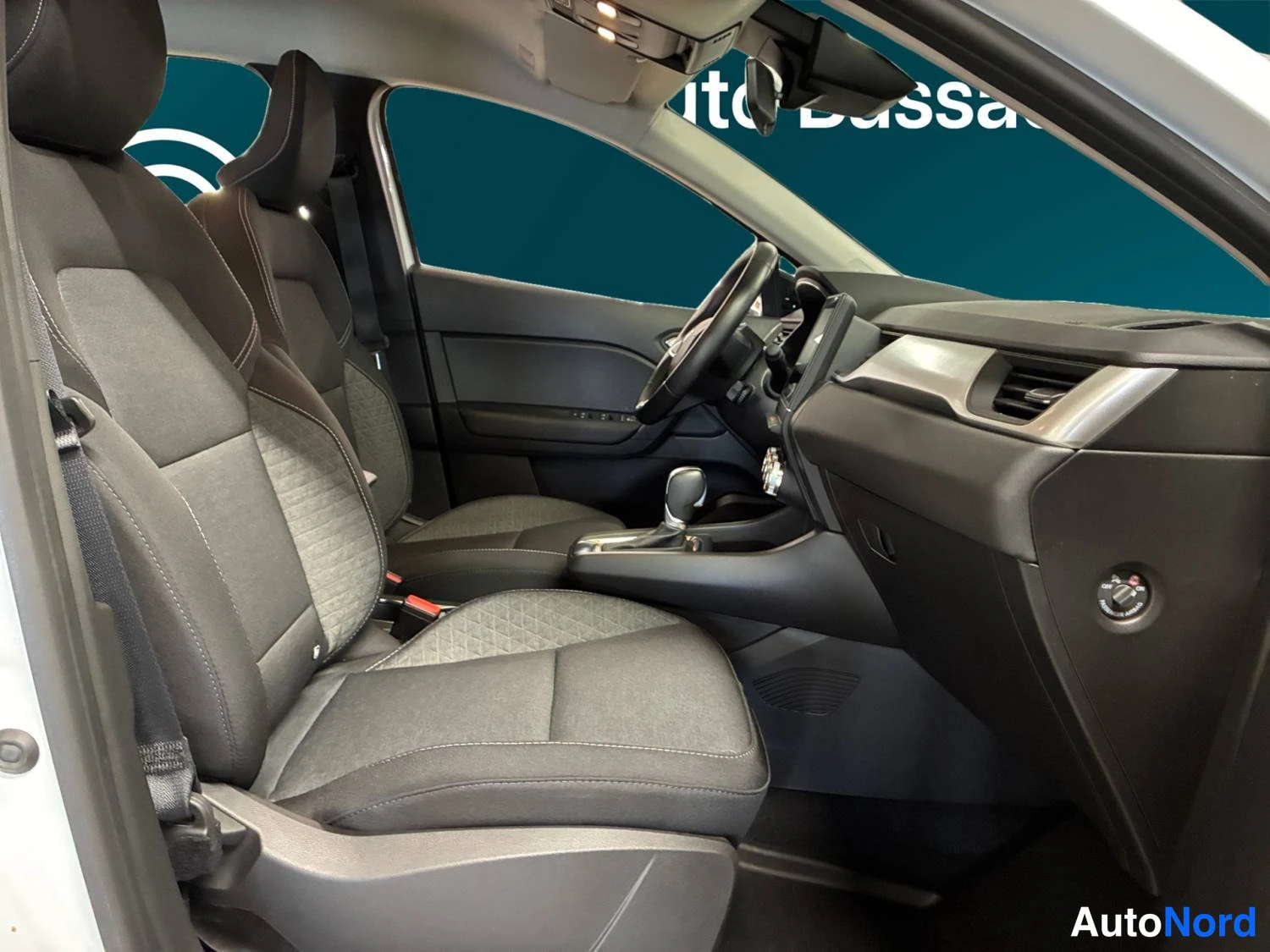 Valkoinen Renault Captur E-TECH Plug-in hybrid 2022, kuva 16