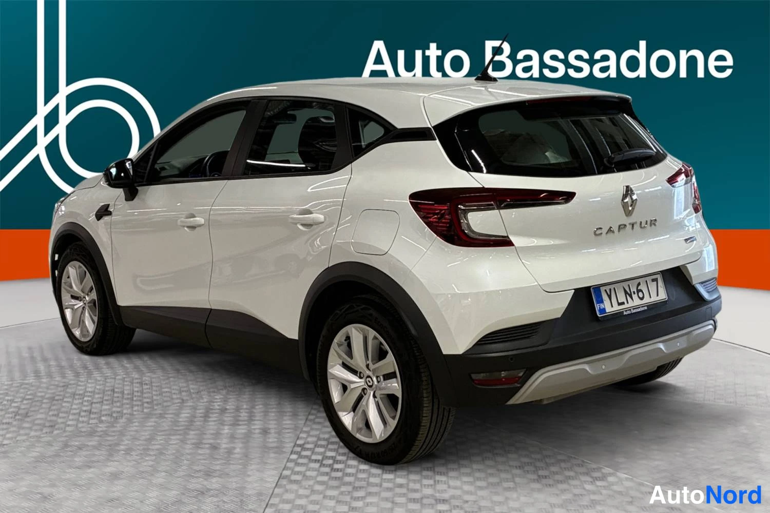 Valkoinen Renault Captur E-TECH Plug-in hybrid 2022, takaviisto, kuva 10