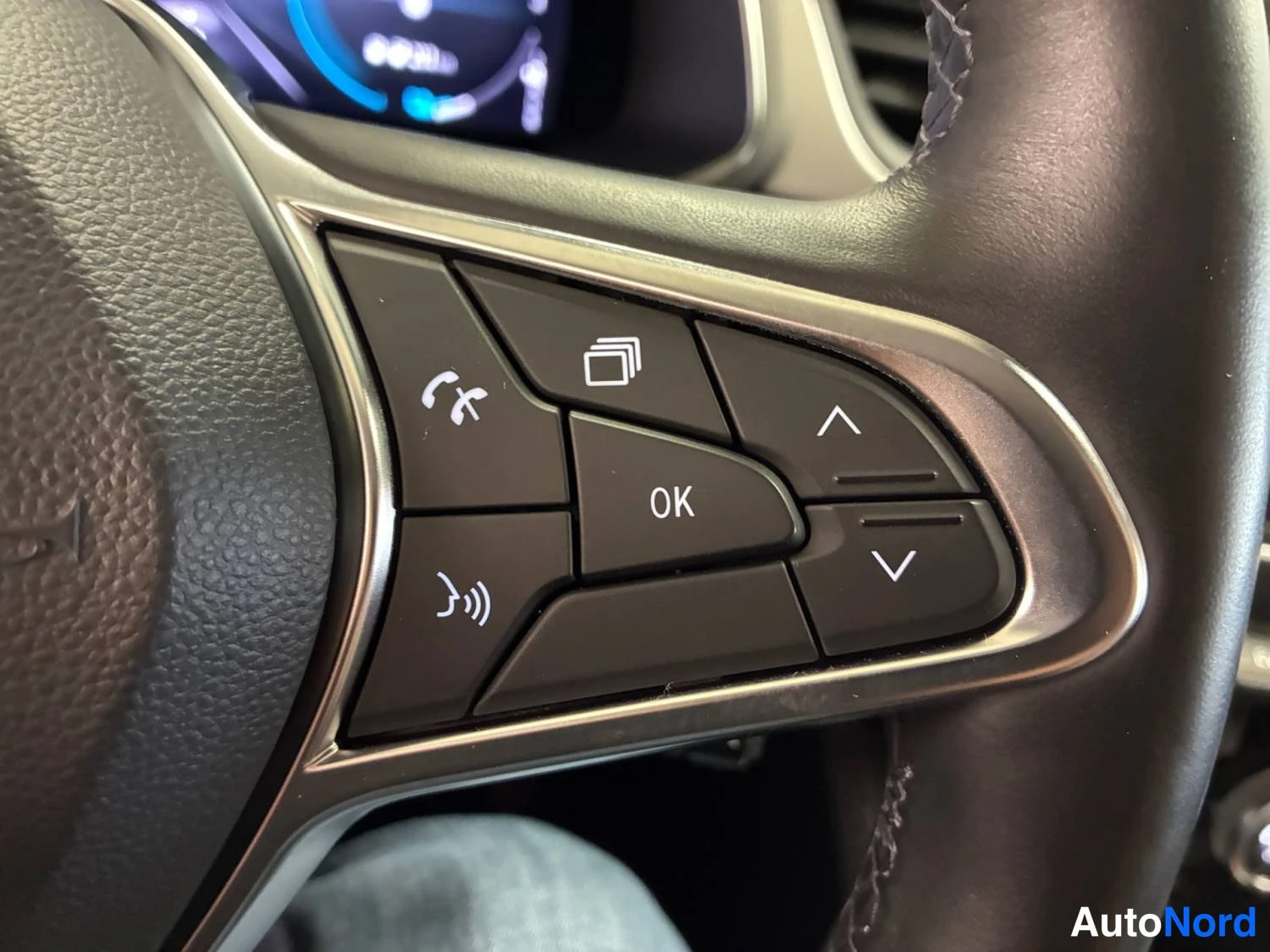 Valkoinen Renault Captur E-TECH Plug-in hybrid 2022, kuva 26
