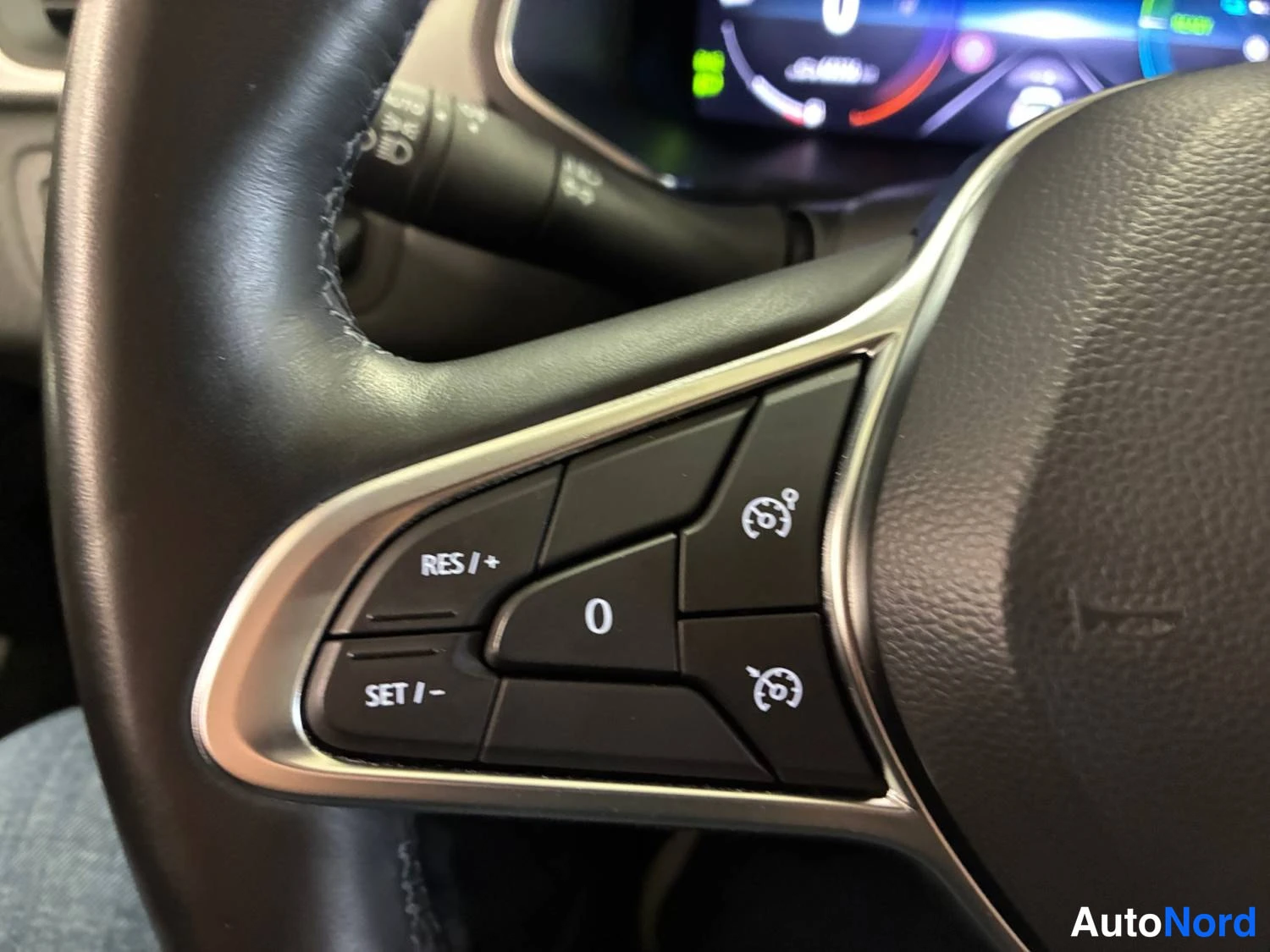 Valkoinen Renault Captur E-TECH Plug-in hybrid 2022, kuva 27