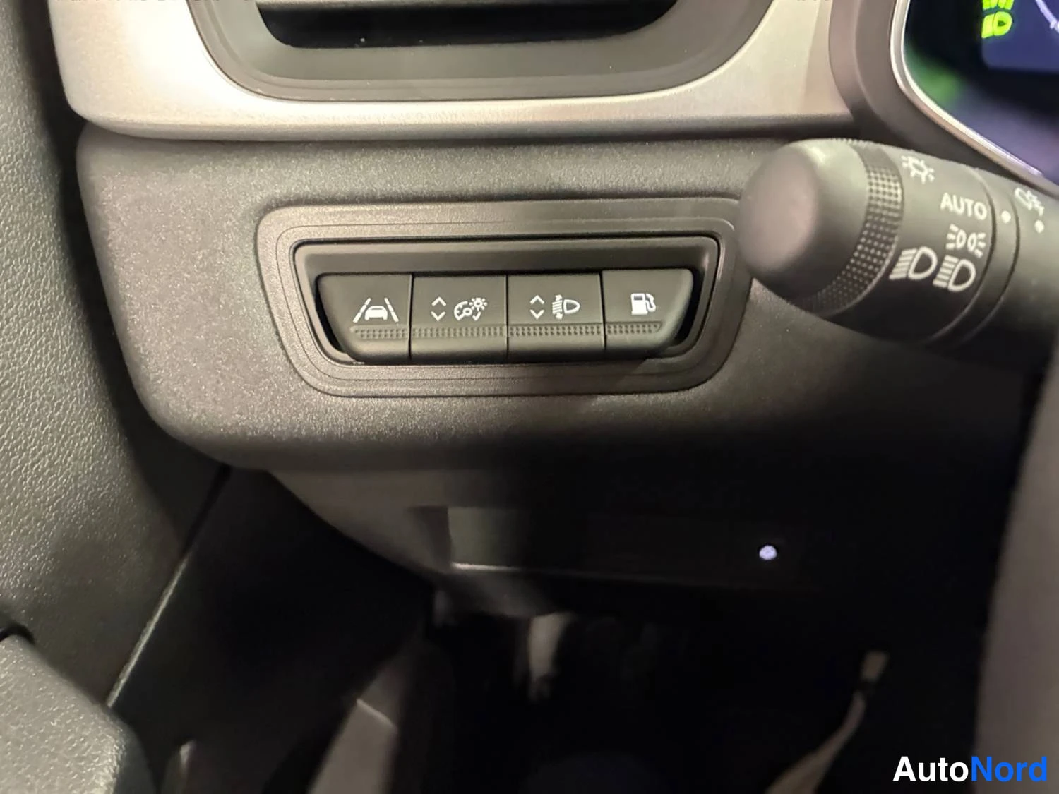 Valkoinen Renault Captur E-TECH Plug-in hybrid 2022, kuva 28