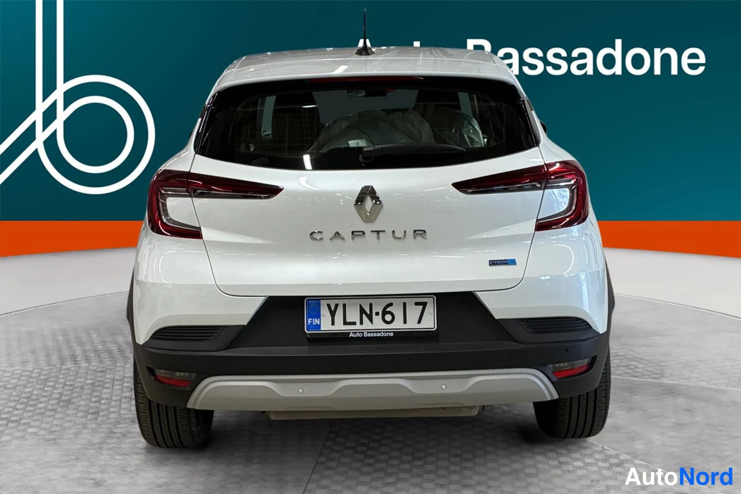 Valkoinen Renault Captur E-TECH Plug-in hybrid 2022, takaa, kuva 12