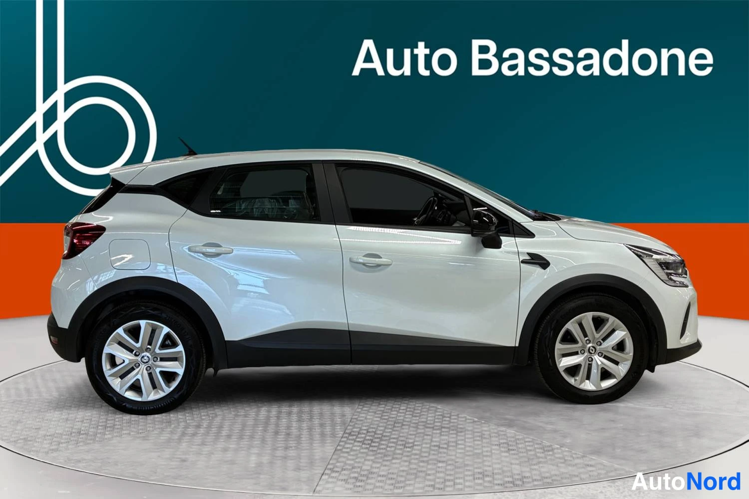 Valkoinen Renault Captur E-TECH Plug-in hybrid 2022, etuviisto, keula oikealle, kuva 3