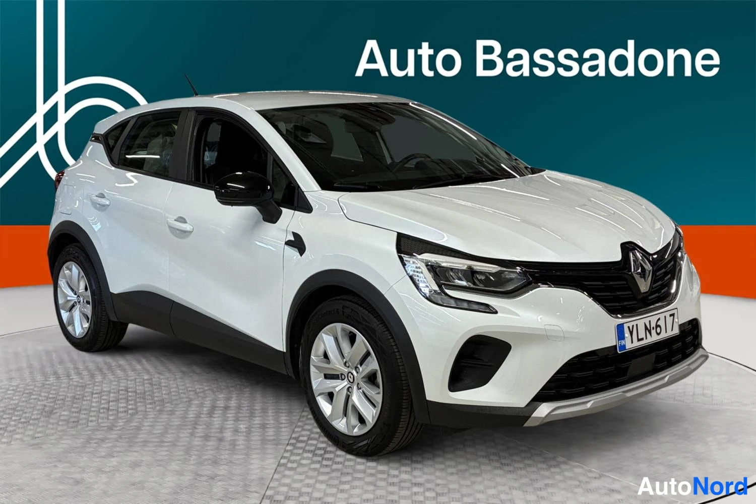 Valkoinen Renault Captur E-TECH Plug-in hybrid 2022, etuviisto, keula oikealle, kuva 4