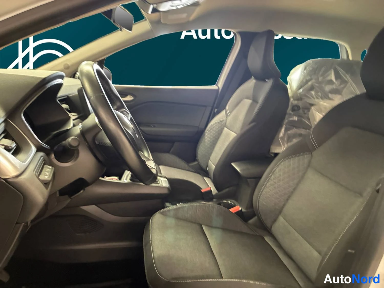 Valkoinen Renault Captur E-TECH Plug-in hybrid 2022, etuviisto, keula vasemmalle, kuva 2