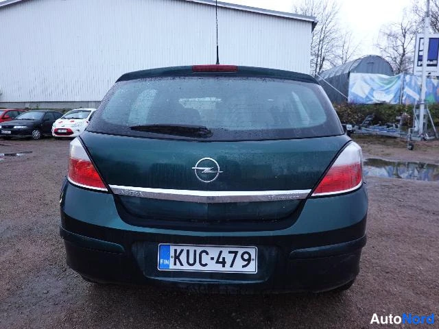 Vihreä Opel Astra 2004, takaa, kuva 15