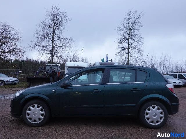 Vihreä Opel Astra 2004, etuviisto, keula vasemmalle, kuva 3