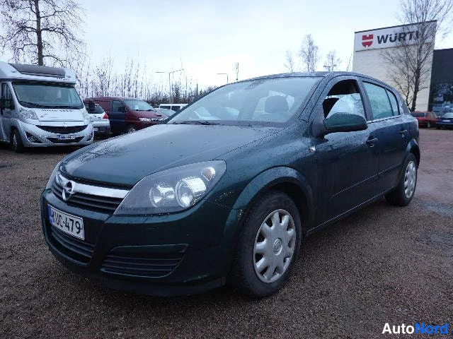 Vihreä Opel Astra 2004, etuviisto, keula vasemmalle, kuva 5