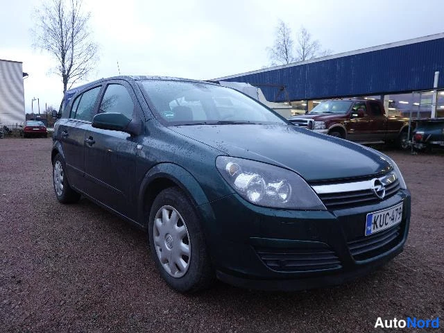 Vihreä Opel Astra 2004, etuviisto, keula vasemmalle, kuva 6