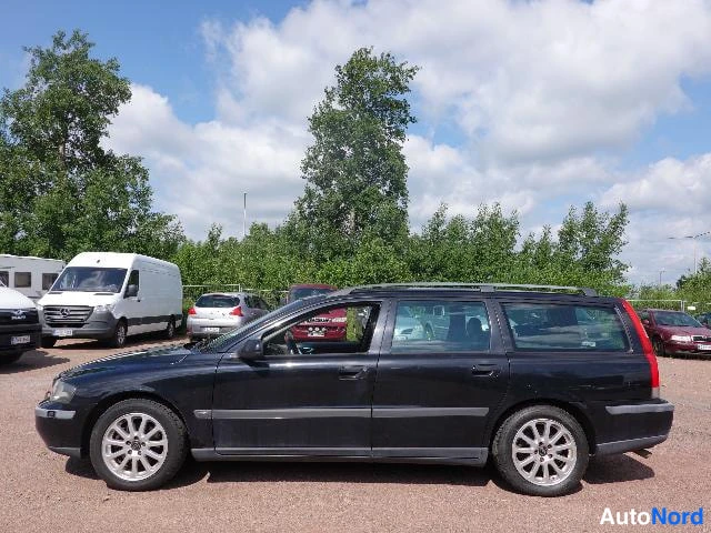 Musta Volvo V70 2002, etuviisto, keula vasemmalle, kuva 2