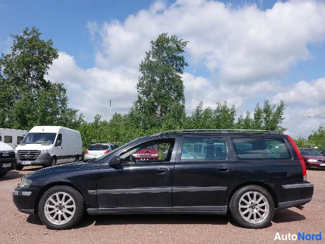 Musta Volvo V70 2002, etuviisto, keula vasemmalle, kuva 4