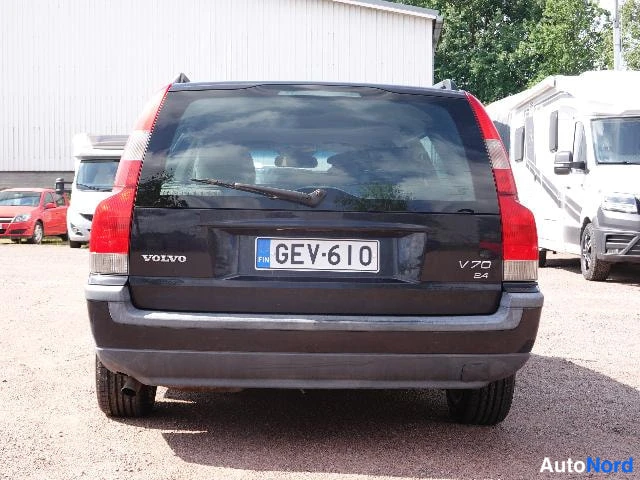 Musta Volvo V70 2002, takaa, kuva 14