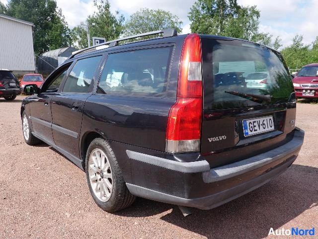 Musta Volvo V70 2002, takaviisto, kuva 12