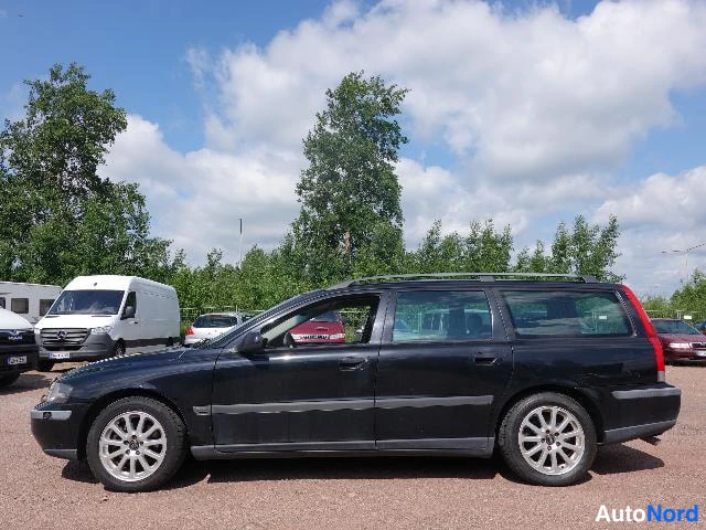Musta Volvo V70 2002, etuviisto, keula vasemmalle, kuva 5