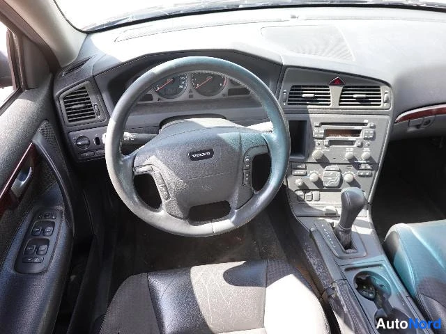 Musta Volvo V70 2002, ohjaamo, kuva 17