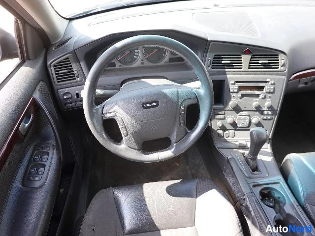 Musta Volvo V70 2002, ohjaamo, kuva 18