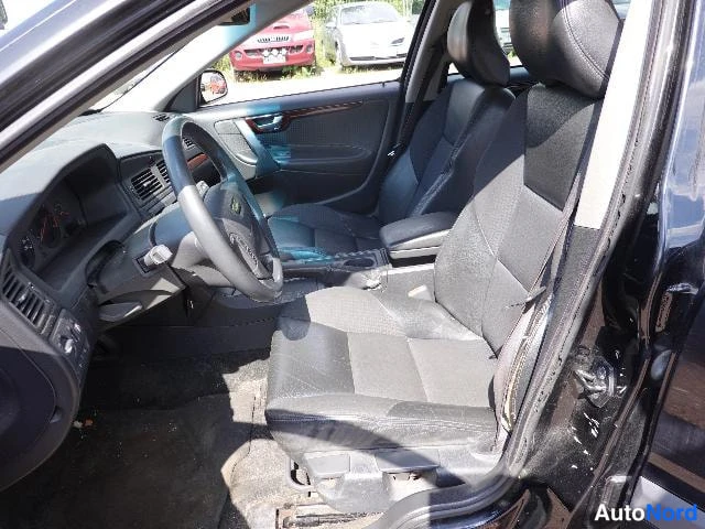 Musta Volvo V70 2002, etuistuimet, kuva 22