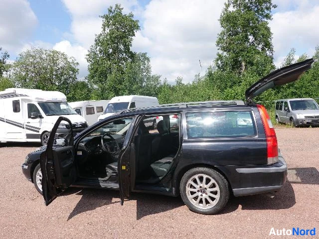 Musta Volvo V70 2002, takaviisto, kuva 12