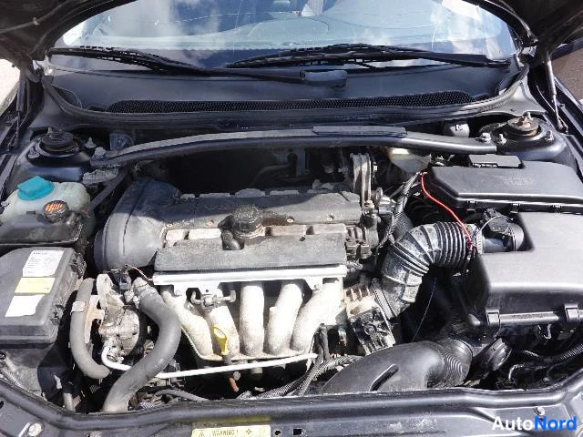 Musta Volvo V70 2002, moottoritila, kuva 23
