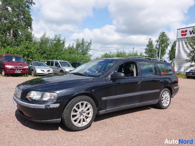 Musta Volvo V70 2002, etuviisto, keula vasemmalle, kuva 3