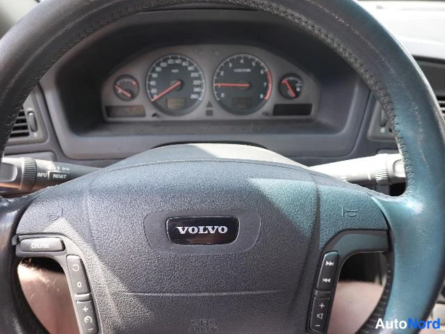 Musta Volvo V70 2002, yksityiskohta, kuva 26