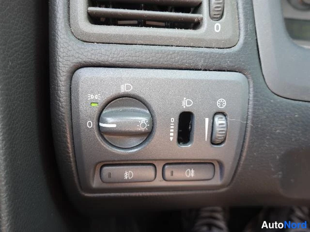 Musta Volvo V70 2002, yksityiskohta, kuva 27