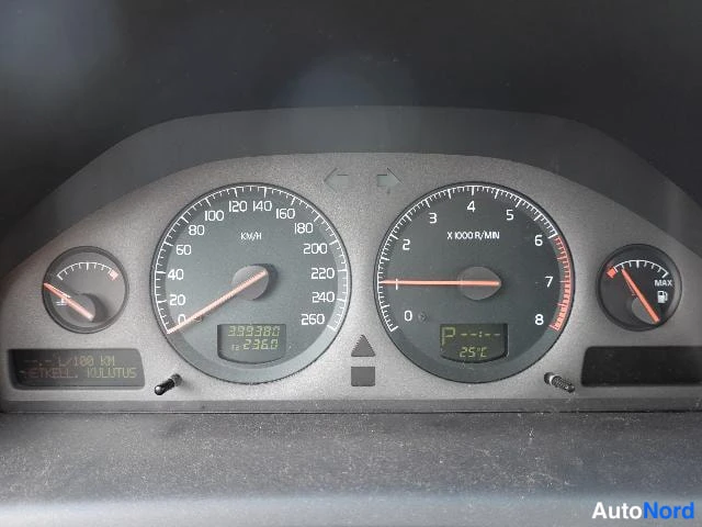 Musta Volvo V70 2002, yksityiskohta, kuva 28