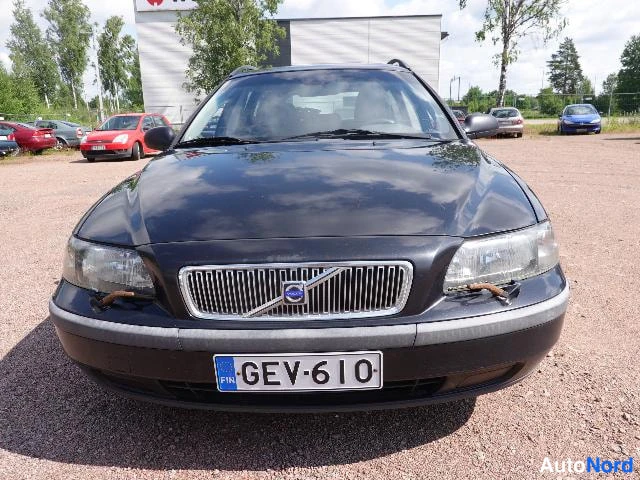 Musta Volvo V70 2002, edestä, kuva 8