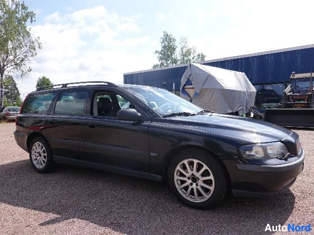 Musta Volvo V70 2002, etuviisto, keula oikealle, kuva 7
