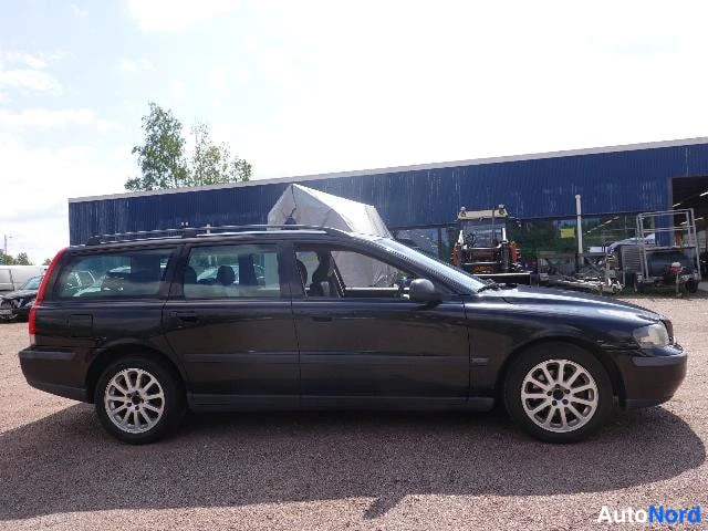 Musta Volvo V70 2002, sivulta, kuva 9