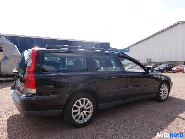 Musta Volvo V70 2002, takaviisto, kuva 10