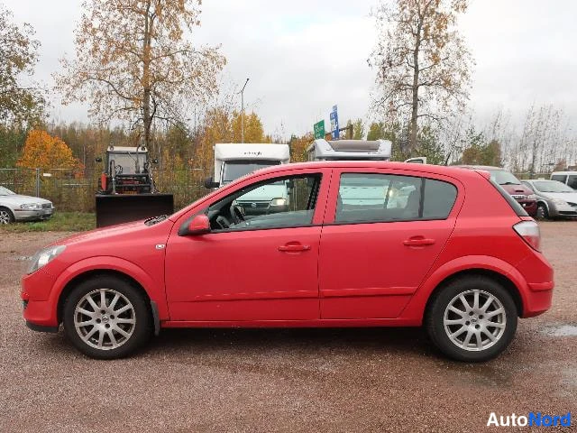 Punainen Opel Astra 2005, etuviisto, keula vasemmalle, kuva 2